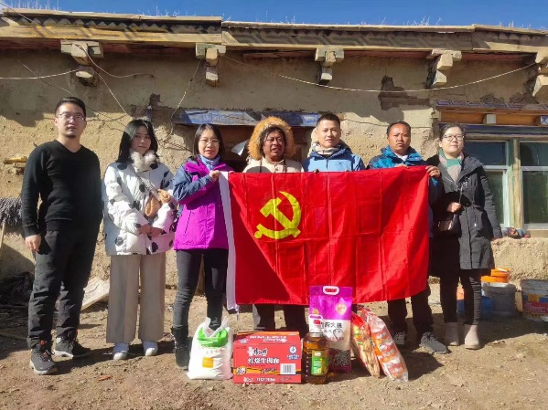 慰問(wèn)當(dāng)?shù)厝罕?，了解民眾訴求.png